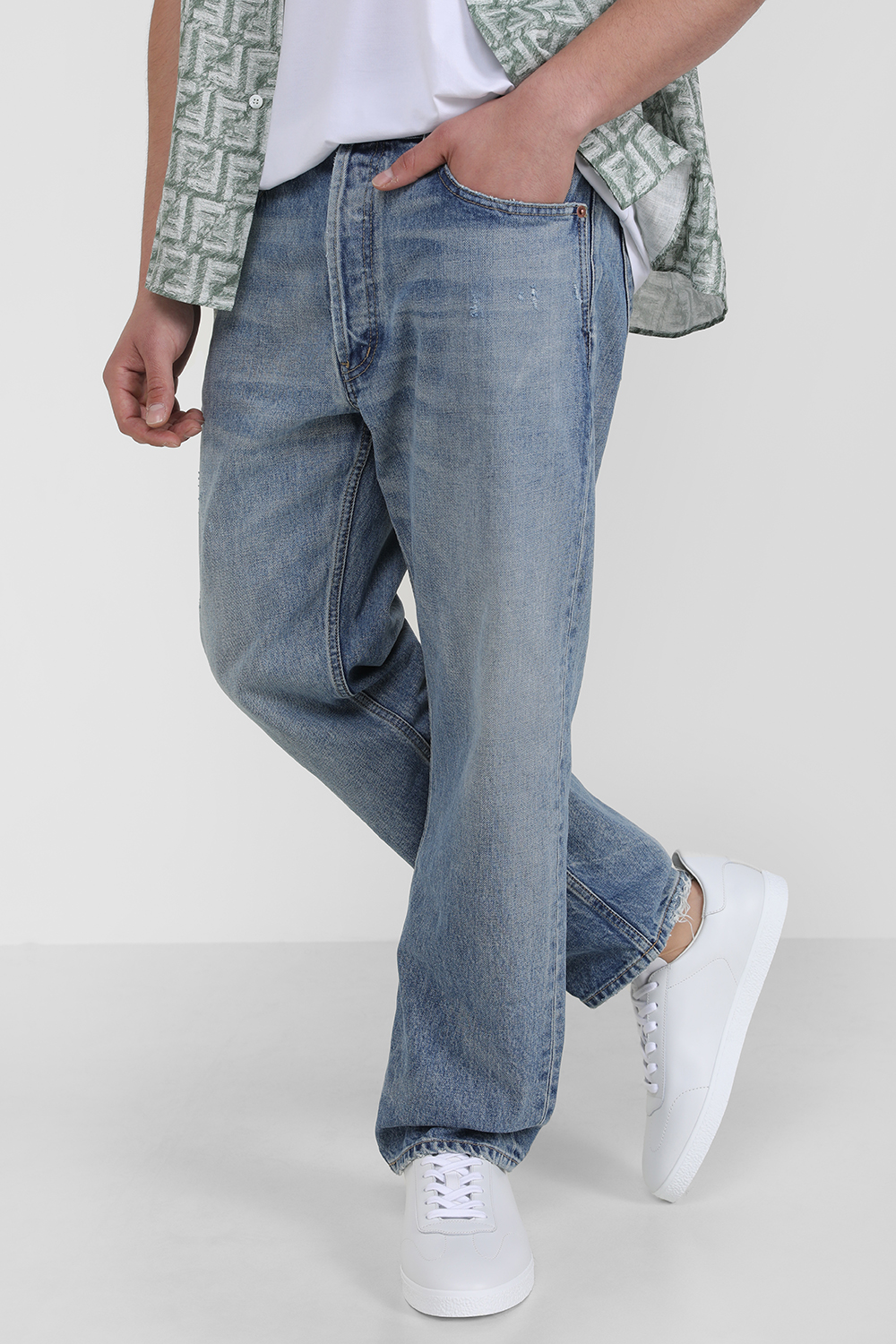 תמונת כל הלוק של נעלי סניקרס